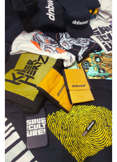 BUNDLEBOX 16 - T-SHIRTS, SNAPBACK, SWEATER OR HOODIE, ACCESSORIES, VOUCHER
